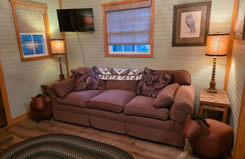 Jamestown House | Private romantic Tiny Home King bed Jamestown