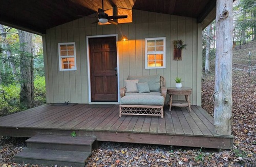 Jamestown Apartment | Private romantic Tiny Home King bed Jamestown