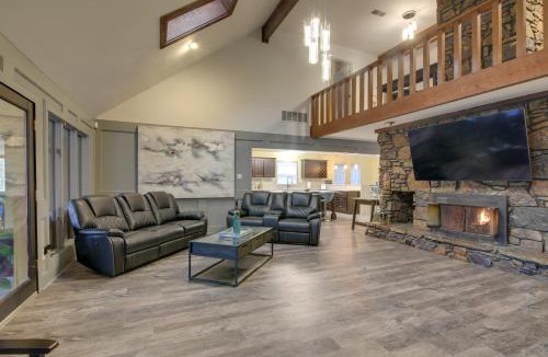 Ellendale House | Private & Spacious Lakefront Home in Memphis!