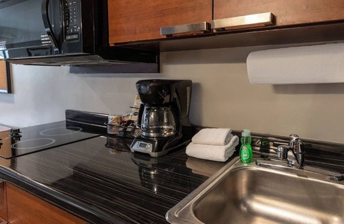 Ketchikan Hotel | Quad Retreat! 4 Queen + Recliner Rooms w/Kitchenette & Scenic Views