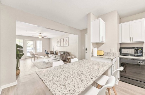 Pleasant Valley Apartment | Quaint 2BR King Suite w Gym& close to DT
