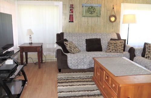 Point Judith House | Quaint Cottage on Scenic Ocean Rd - Close to Local Restuarants, Breakwater Village & Cronin Beach