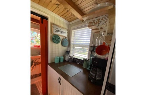 Silver Creek Village House | Quaint & Cozy 1-Bdrm Tiny Home- HOT TUB/SUPs/KAYAK