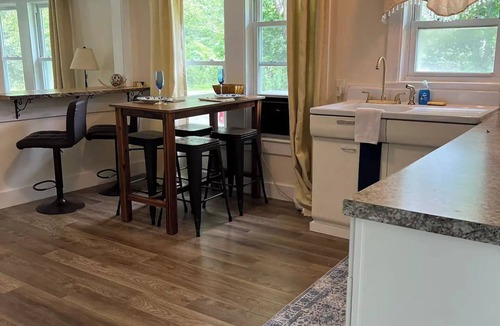 Oakland House | Quaint Little Cottage
