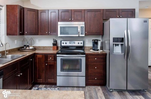 Meadow Lakes House | Quiet 3BR Getaway w/Full Kitchen & Laundry!