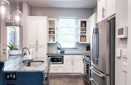 Bouldin Condo | Quiet Central Austin Retreat For 16. Walk to SoCo, Downtown & Barton Springs!