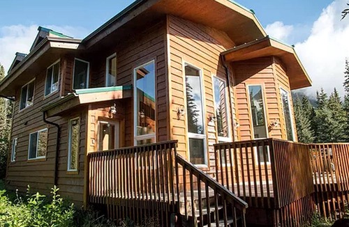 Cooper Landing Cabin | Quiet Tree House-Style Cabin in the Chugach National Forest, Alaska