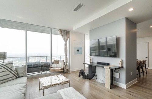 Waller Creek District House | Rainey St, Bachelorette Penthouse, Pool +Views & Walk Everywhere