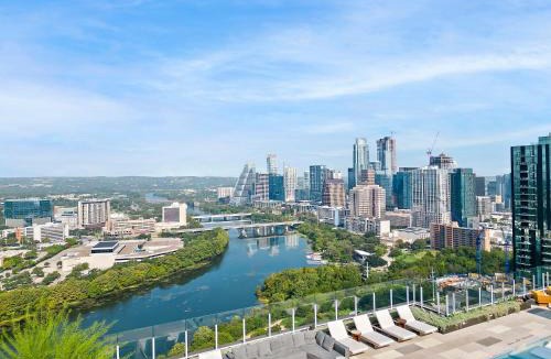 Rainey Street Historic District House | Rainey St Condo - Heated Pool - Gym - Bar - DT ATX