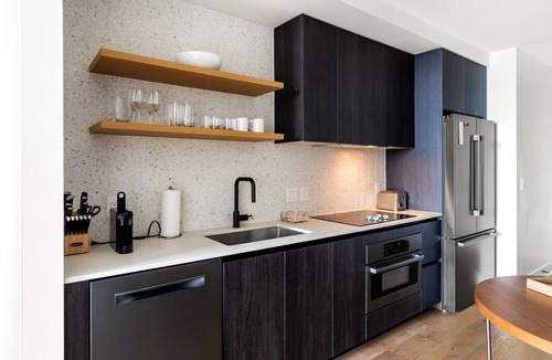 Rainey Street Historic District Condo | Rainey Street King Suite l Rooftop Pool