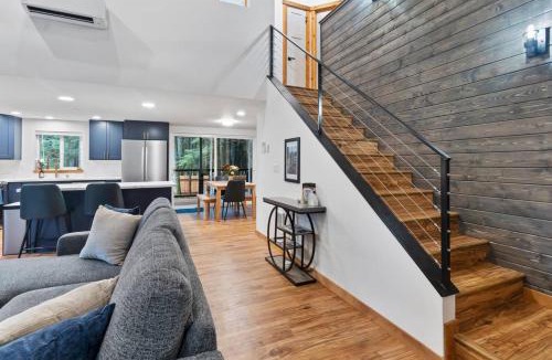 Ashford House | Rainier's Newest Luxury Chalet with Hot Tub-AC-WiFi
