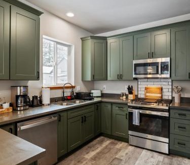 Paradise Estates House | Rainier Spa Cabin 7 Minutes to Park