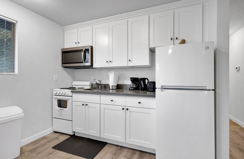Brighton Apartment | Rainier Upper Suite Near Restaurants & Light Rail