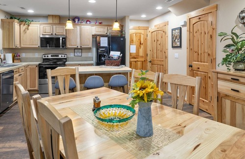 Ronald Condo | Raintree at Roslyn Ridge - Cozy Retreat