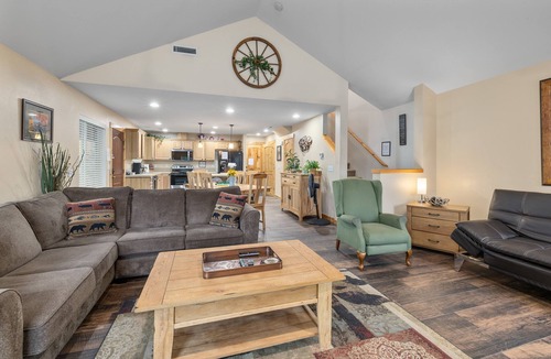 Ronald Condo | Raintree at Roslyn Ridge - Cozy Retreat
