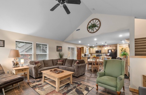 Ronald Condo | Raintree at Roslyn Ridge - Cozy Retreat