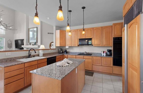 Three Peaks House | Red Hawk Lodge - Mtn Views, Hot Tub, Sauna, AC