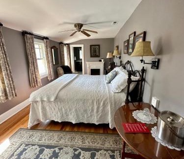 Black Mountain Hotel | Red Rocker Inn