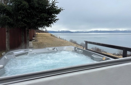 Homer Cabin | Red Salmon Cabin - Cozy retreat with bay views, a shared hot tub, and fire pit!