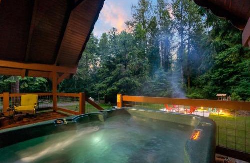Ashford Ski Chalet | Red Tail Rendezvous A-Frame Cabin Hot Tub Near Mt Rainier