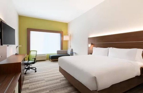 Roselawn Finance Hotel | Refined Room Perfect for Couples Exploring Local Attractions in Cincinnati