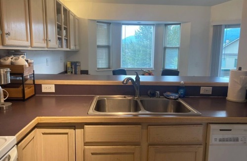 University Area Condo | Reflection Lake in UMED District: a tranquil setting in midst of an active city