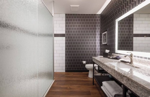 Parker Hotel | Relax in Style Close to Parker’s PACE Center & Outdoor Adventures