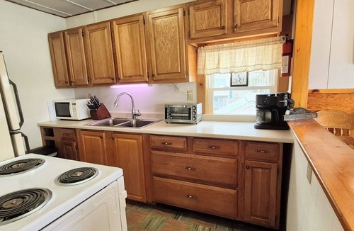 Oxford Cottage | Relax in this fabulous 2-bedroom cottage on beautiful Thompson Lake.