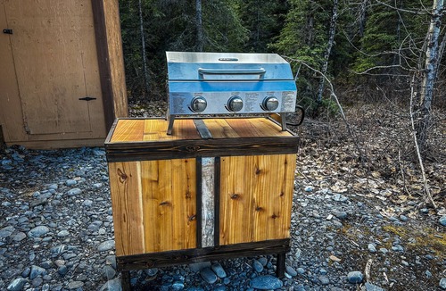 Knik River Cabin | Relax with amazing 360° mountain views in this cozy Alaskan tiny cabin!