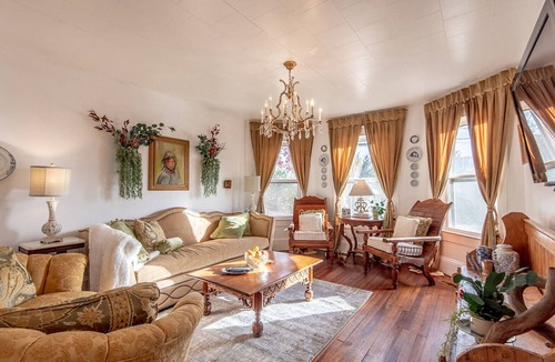 Burnsville House | Relaxing Farmhouse, pet friendly, walk to town