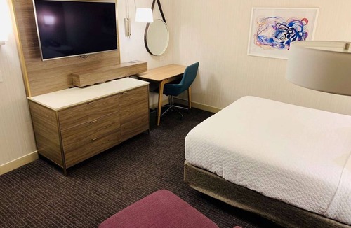 Downtown Columbus Hotel | Relaxing Stay Downtown! Near Victorian Village, Pets are Welcome, w/Garden!
