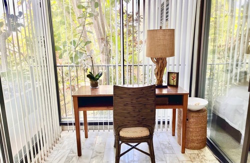 Waialae Iki Condo | Relaxing tropical retreat near Diamond Head. Unwind and rejuvenate your senses.