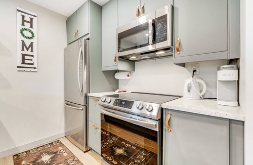 Beech Mountain Condo | Remodeled, dog-friendly condo with balcony, fireplace, & W/D - walk to slopes