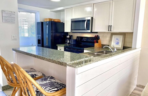 Diamond Head - Kapahulu - St. Louis Apartment | Remodeled in 2022, Diamond Head 2 Bedroom Oceanfront condo