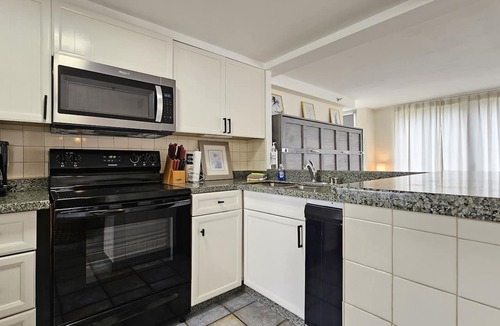Diamond Head - Kapahulu - St. Louis Apartment | Remodeled in 2022, Diamond Head 2 Bedroom Oceanfront condo