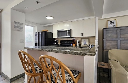 Diamond Head - Kapahulu - St. Louis Apartment | Remodeled in 2022, Diamond Head 2 Bedroom Oceanfront condo