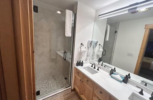 Mountain House Apartment | Renovated 3BR Mountain Condo - Kids Ski Free condo