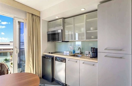 Ala Moana Condo | Renovated Ala Moana 1BR Suite| Balcony & City Views