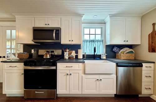 Buzzards Bay Cottage | Renovated Cape Cod Cottage, Walk to Beach, Outdoor Shower, Yard & Fire Pit