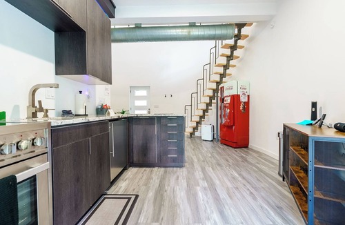 Rockbridge Cabin | Restored Grain Bin with Hot Tub, King Bed, Vending Machine. Dog-friendly!
