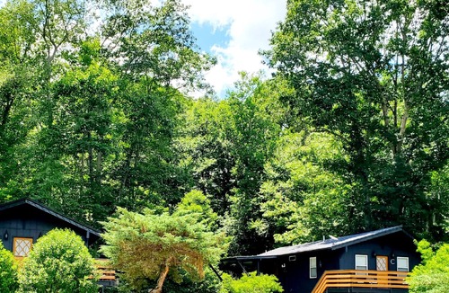 Newland Ski Chalet | Ripple Effects * Waterfront deck * Pillow Fort * No Cleaning Fee