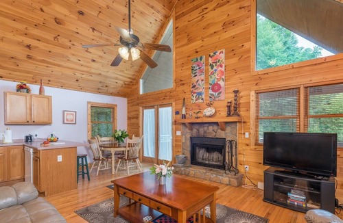 Burnsville Cabin | River Play & Hiking by Day - Hot Tub Under The Stars At Night