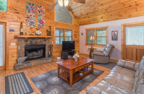 Burnsville Cabin | River Play & Hiking by Day - Hot Tub Under The Stars At Night