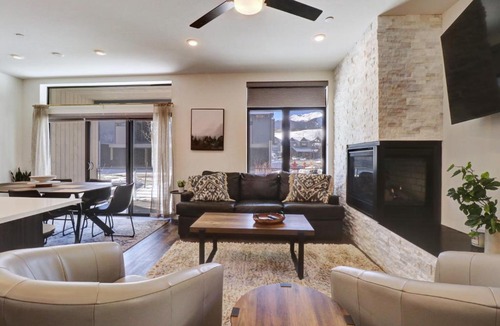 Willow Grove Apartment | River West 611
