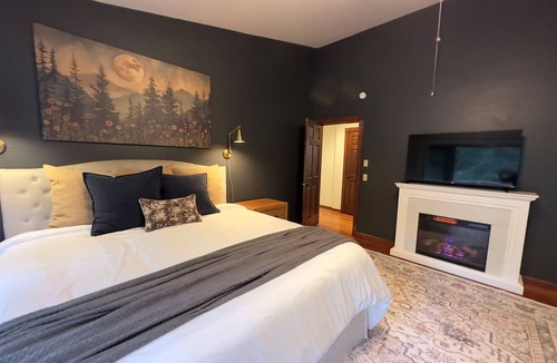 Brightwood Cabin | Riverfront ADA Sleeps 22 Sauna 4 Ensuites