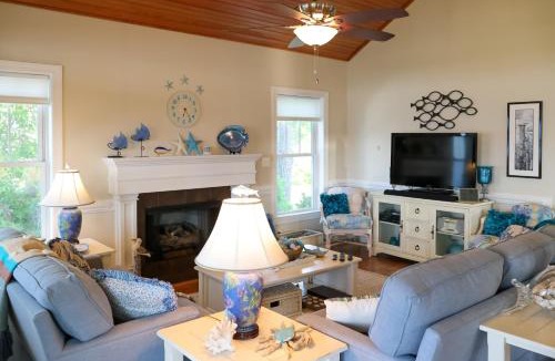 Hobucken House | Riverfront Aurora Home w/Deck & Private Pier!