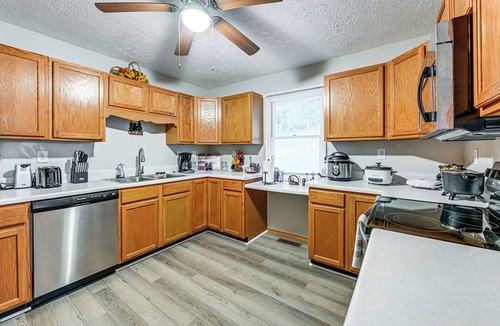 Cullowhee Cottage | Riverfront Cabin w/Mtn Views in Tuckasegee!