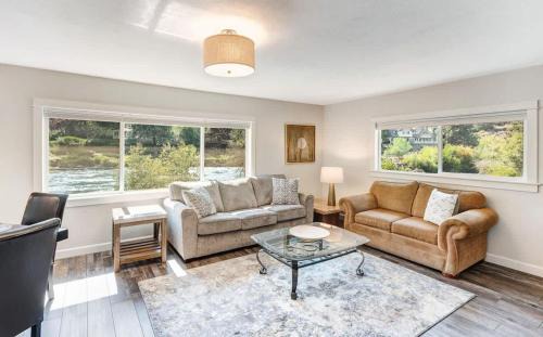 Bend House | Riverfront cottage just steps from Deschutes River