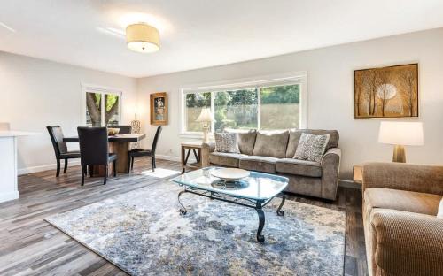 Bend House | Riverfront cottage just steps from Deschutes River