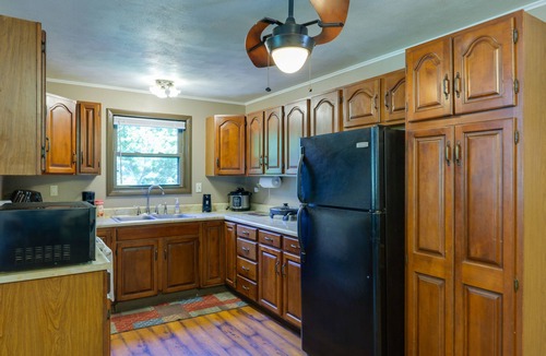 Covington Cabin | Riverfront Covington Cabin w/Deck & Fire Pit!